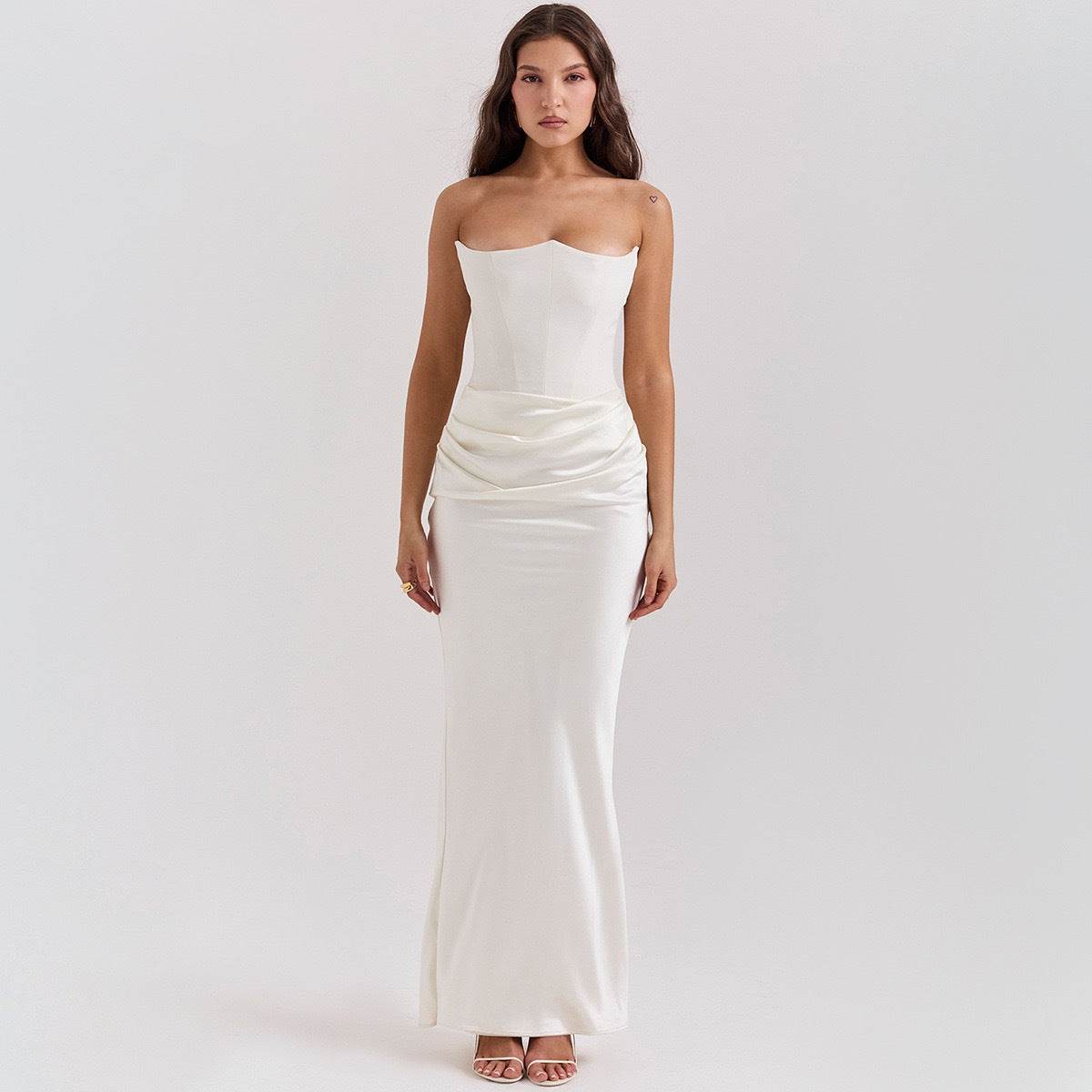 Rochie elegantă lungă cu umerii goi din satin ivoire, croială mulată și drapaj la talie, model AM Vision RO