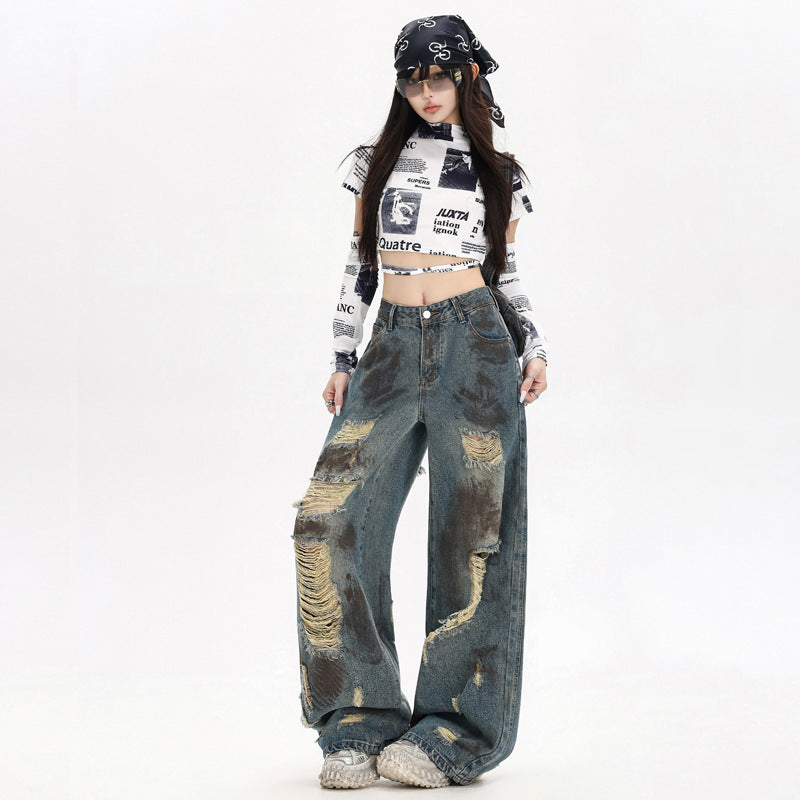 Blugi evazați distruși din denim cu ruperi mari si aspect vintage purtati de model