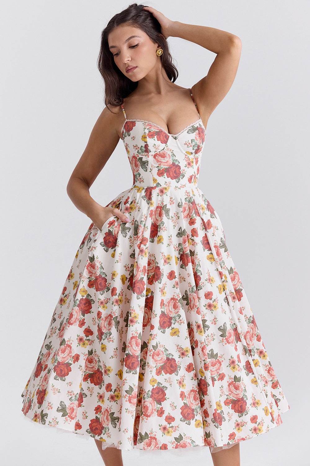Rochie midi din satin alba cu imprimeu floral roz, corset cu decolteu inima, bretele subtiri si fusta evazata