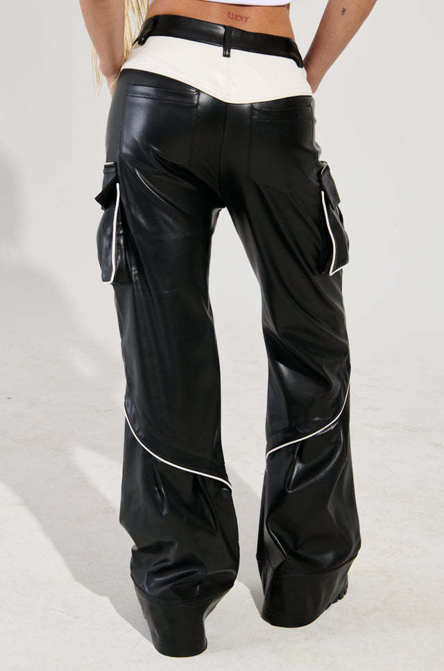 Pantaloni streetwear cu efect lacuit și buzunare laterale