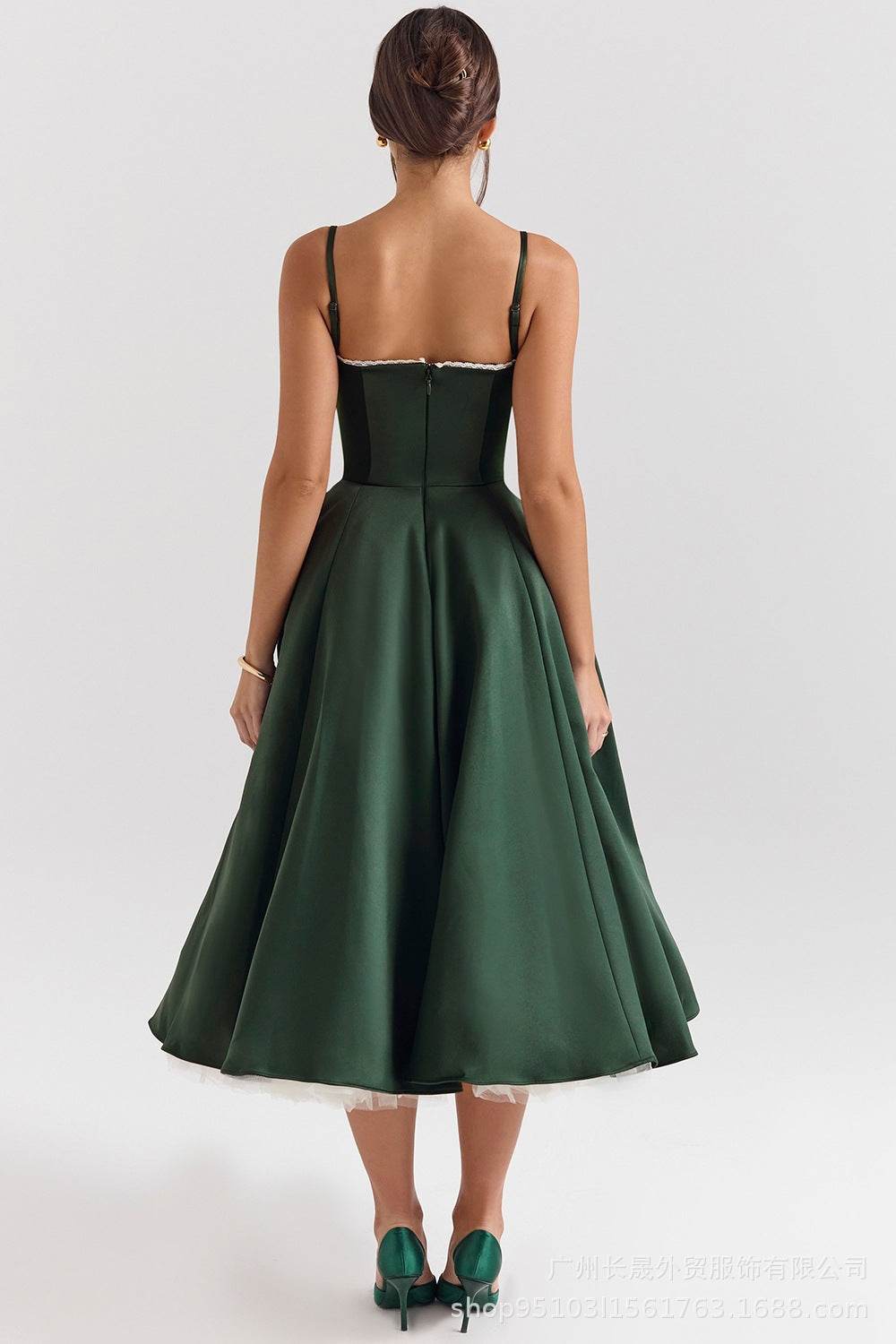Rochie midi din satin verde smarald, vedere din spate, corset cu bretele subțiri și fustă evazată