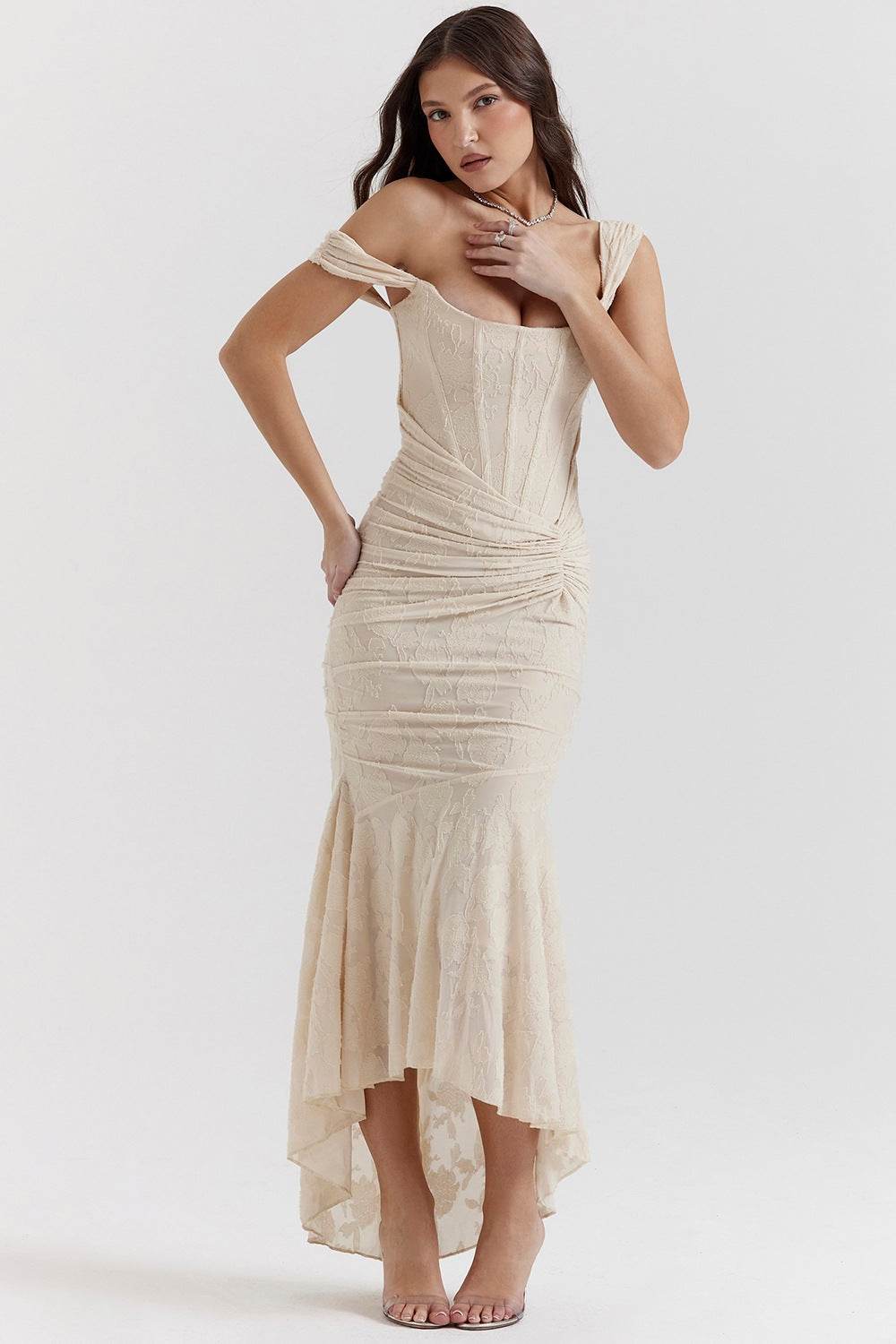 Rochie tip sirenă crem din dantelă cu corset delicat si tiv asimetric potrivita pentru ocazii elegante