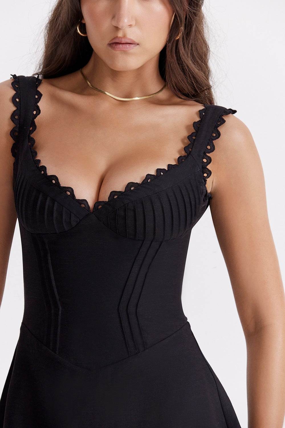 Rochie scurtă casual neagră AM Vision RO cu corset conturat, bretele dantelate și decolteu adânc