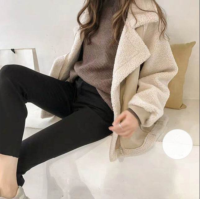 Model purtând Jachetă călduroasă beige din blană artificială sherpa, pulover maro și pantaloni negri