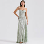 Rochie lungă Eternal Grace. Rochie elegantă verde pastel cu imprimeu floral, bretele subțiri și croială mulată
