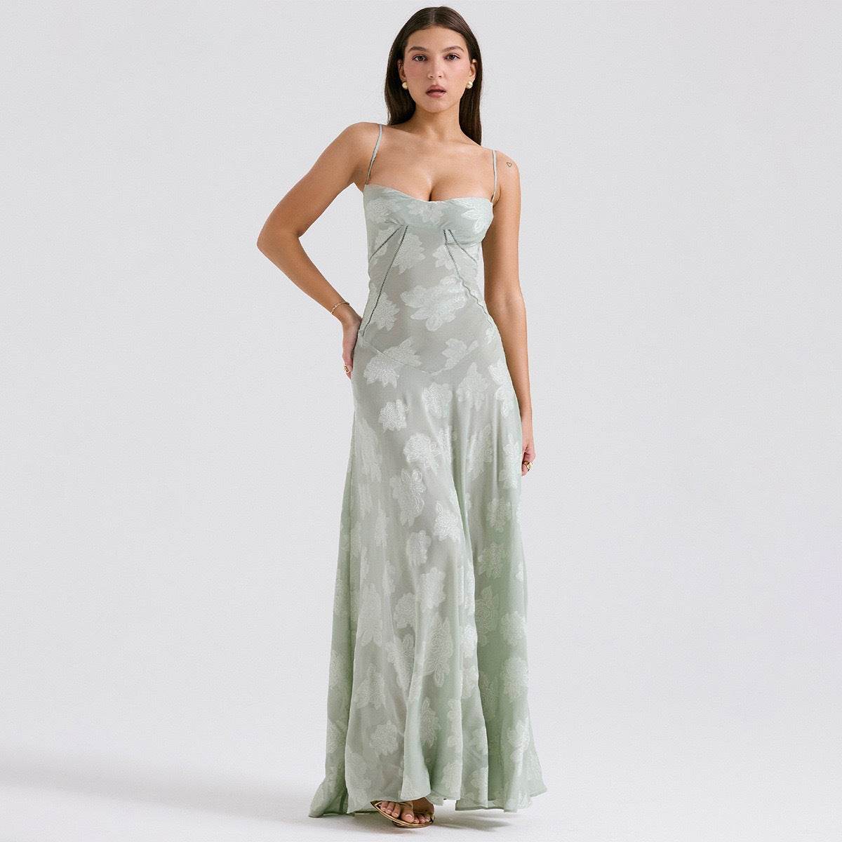 Rochie lungă Eternal Grace. Rochie elegantă verde pastel cu imprimeu floral, bretele subțiri și croială mulată
