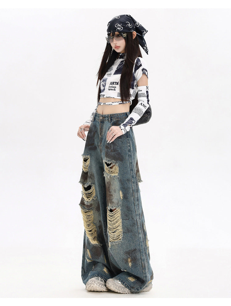 Blugi evazați distruși oversized din denim baggy cu rupturi mari si franjuri purtati de model cu bandana si crop top