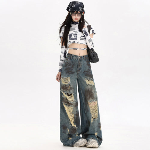 Model purtand Blugi evazați distruși largi cu rupturi mari top crop cu print bandana geanta si adidasi