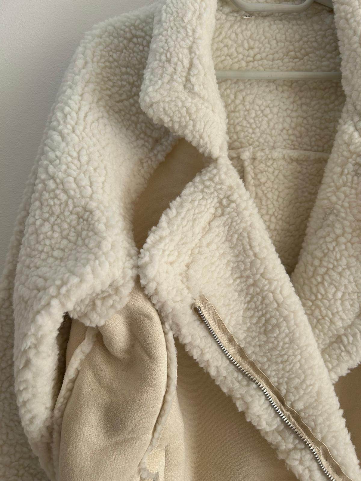 Jachetă călduroasă beige. Sherpa crem cu fermoar metalic și interior plușat ideală pentru iarnă