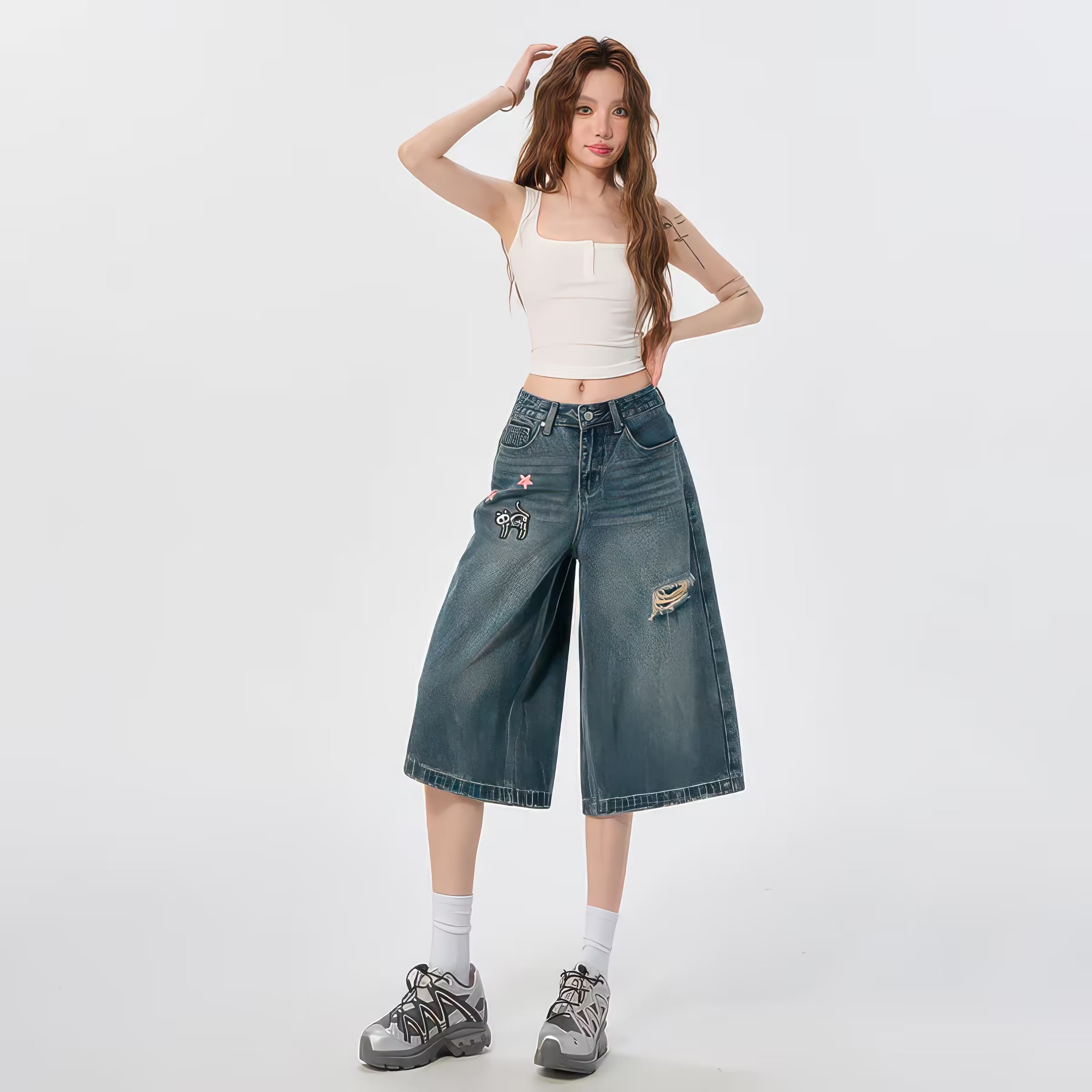 Model purtând Blugi evazați "Funny Kitten" de la AM Vision RO, denim culotte cu pete decorative și rupturi stilizate