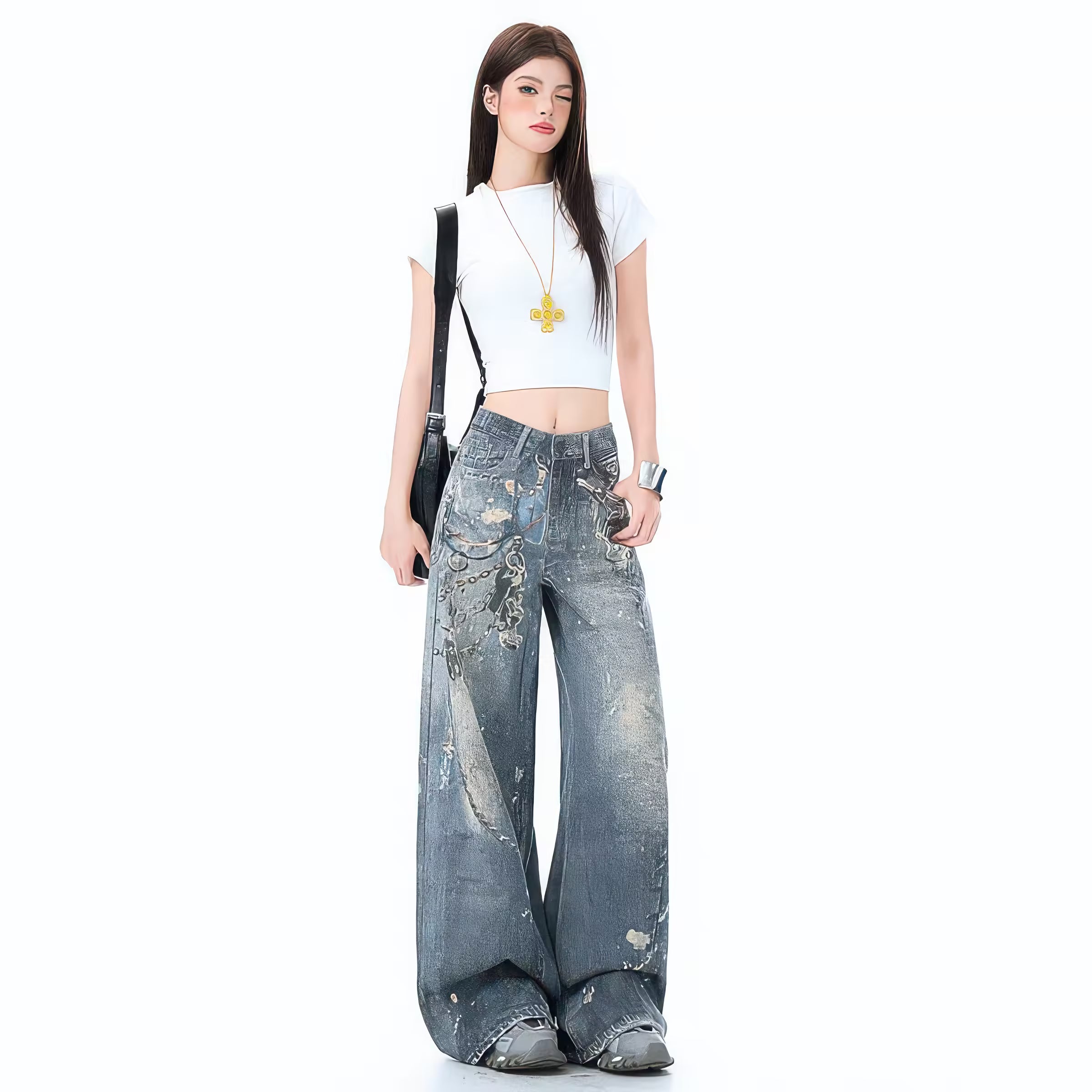 Model feminin purtand Blugi largi cu impreimeu 3D CHAINS din denim lavat talie joasa design baggy cu detalii 3D