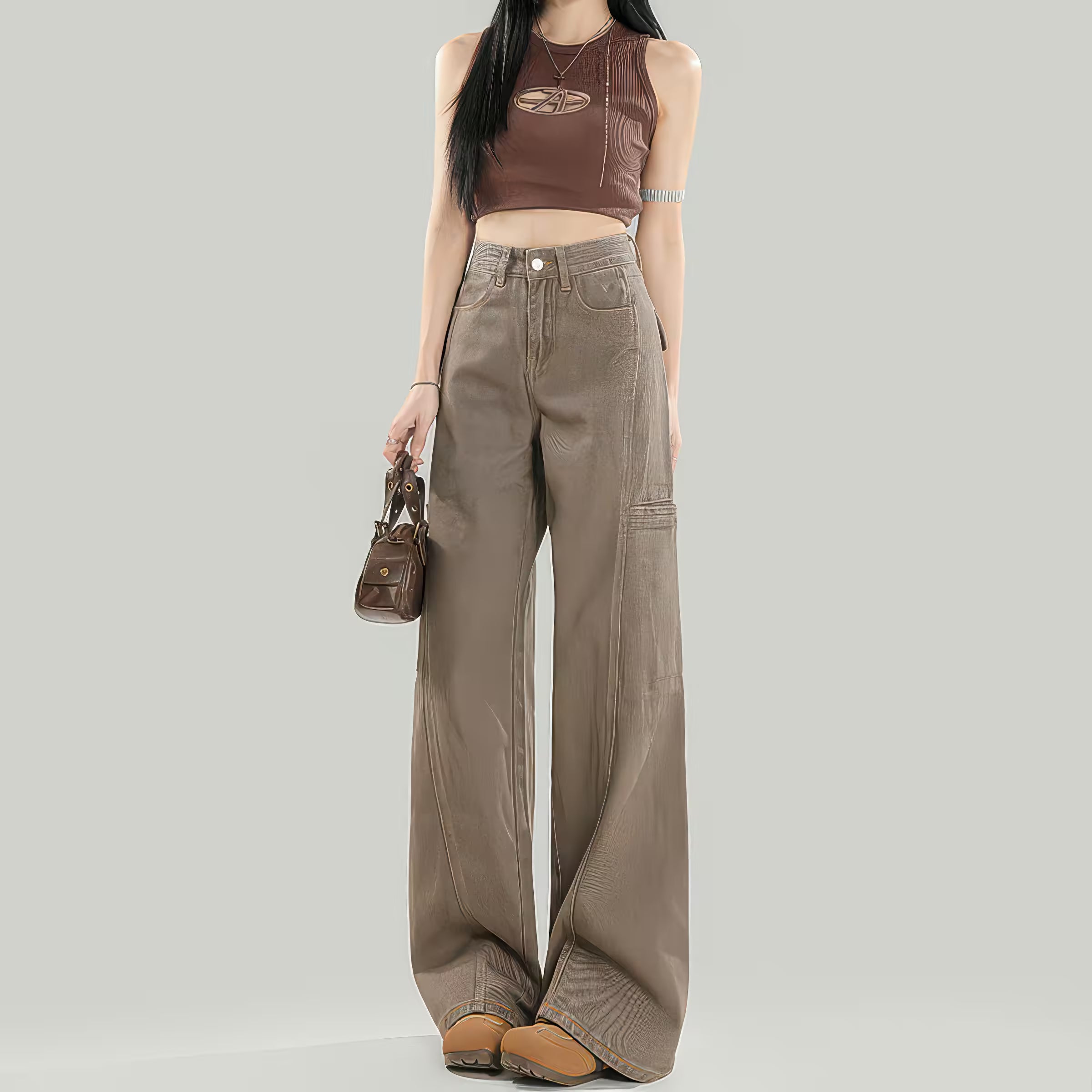Model purtând blugi largi "Green Coffee" khaki cu talie înaltă, buzunare laterale, tiv evazat și top scurt pentru look urban