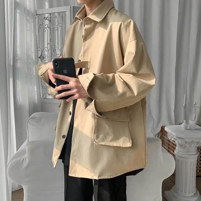 Cămașă de primăvară din bumbac bej oversized cu buzunare aplicate și nasturi purtată casual
