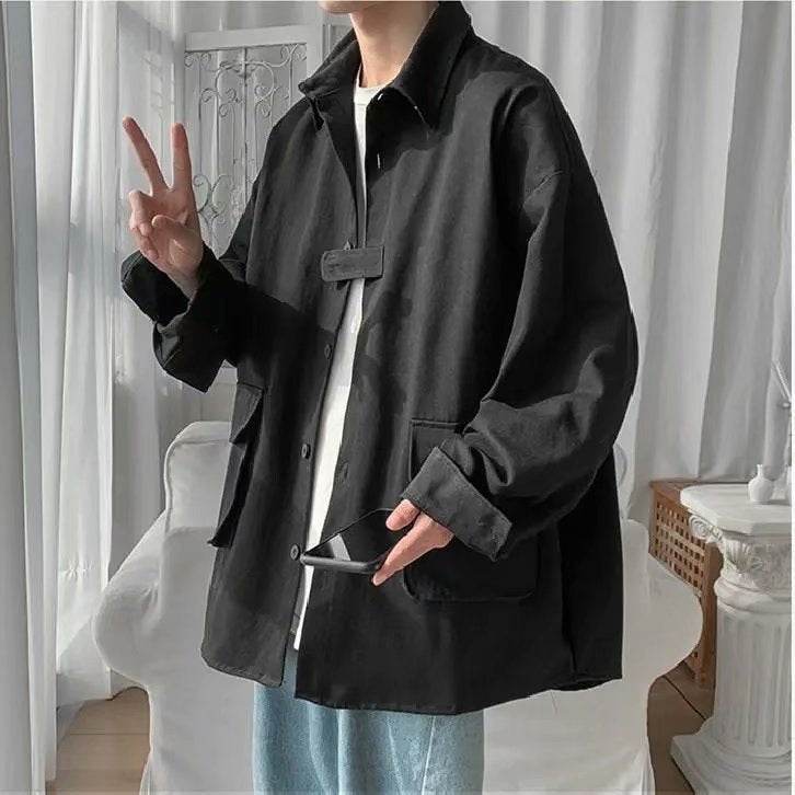Cămașă de primăvară din bumbac neagră oversized AM Vision RO model masculin purtat peste tricou alb