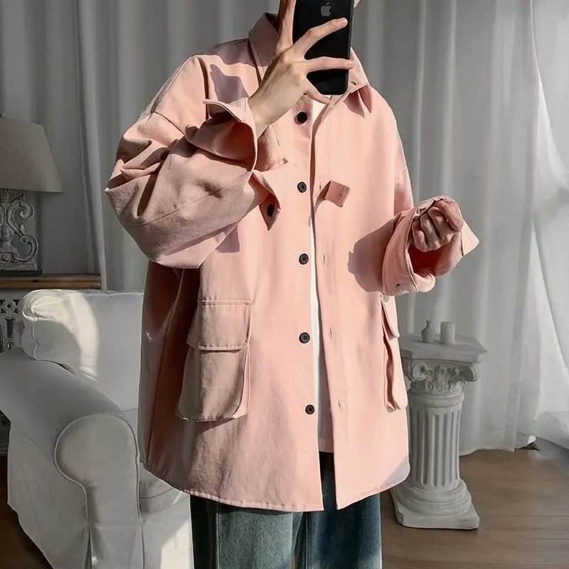 Cămașă de primăvară din bumbac. Roz pal oversized cu buzunare frontale și nasturi negri purtată la interior