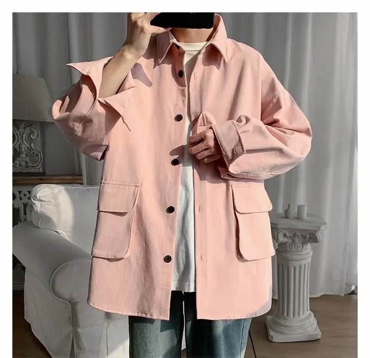 Cămașă de primăvară din bumbac. Jachetă roz pal oversized cu buzunare aplicate, nasturi negri și guler clasic, stil casual