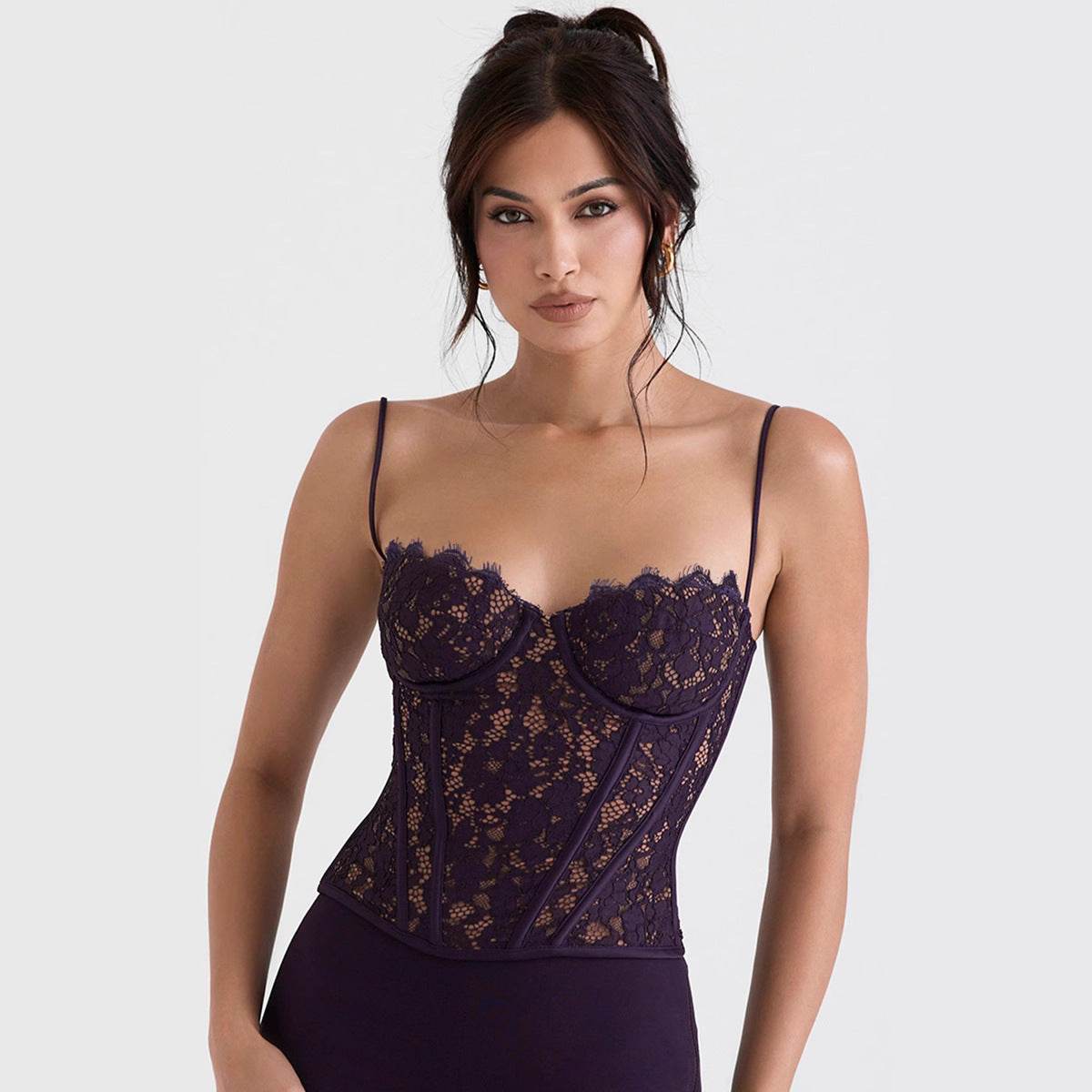 Corset din dantelă violet cu cupe conturate si bretele subtiri, mulat, model elegant de la AM Vision RO