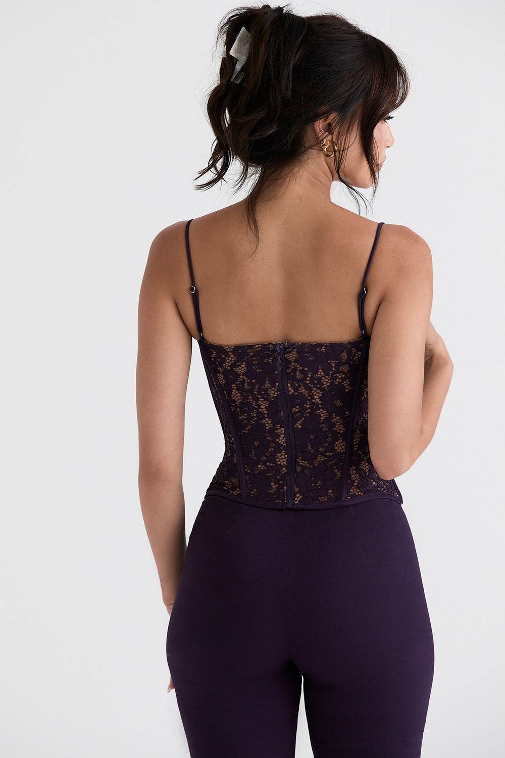 Corset din dantelă AM Vision RO, vedere din spate pe model purtat cu bretele subțiri si pantaloni mov