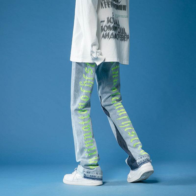 Jeans drepți pictați manual AM Vision RO cu text neon verde pe lateral, denim deschis, croială dreaptă