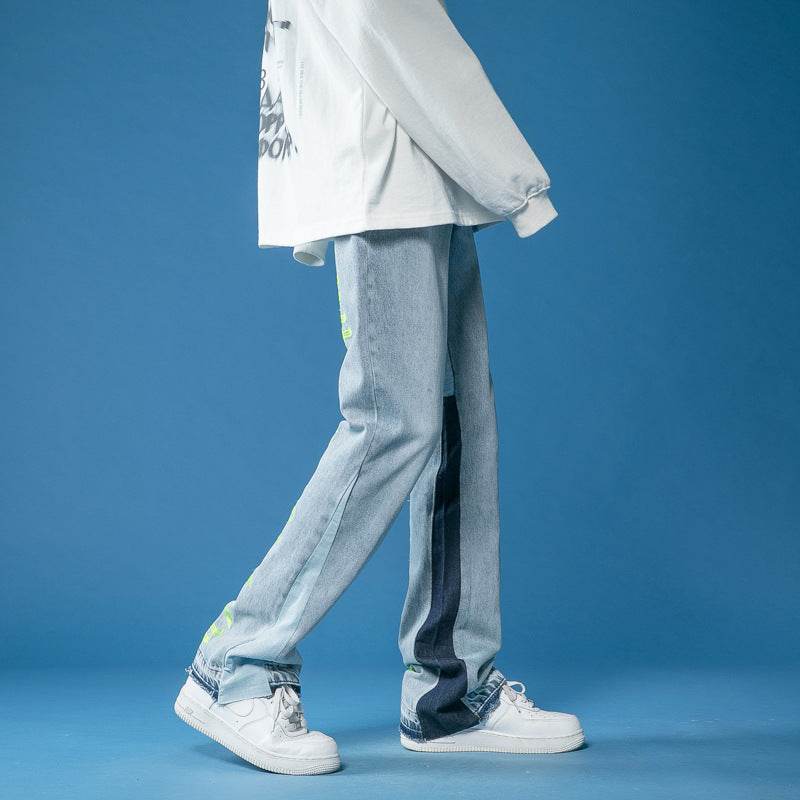 Jeans drepți pictați manual denim deschis cu dungă laterală bleumarin și detalii neon purtați cu sneakers albi