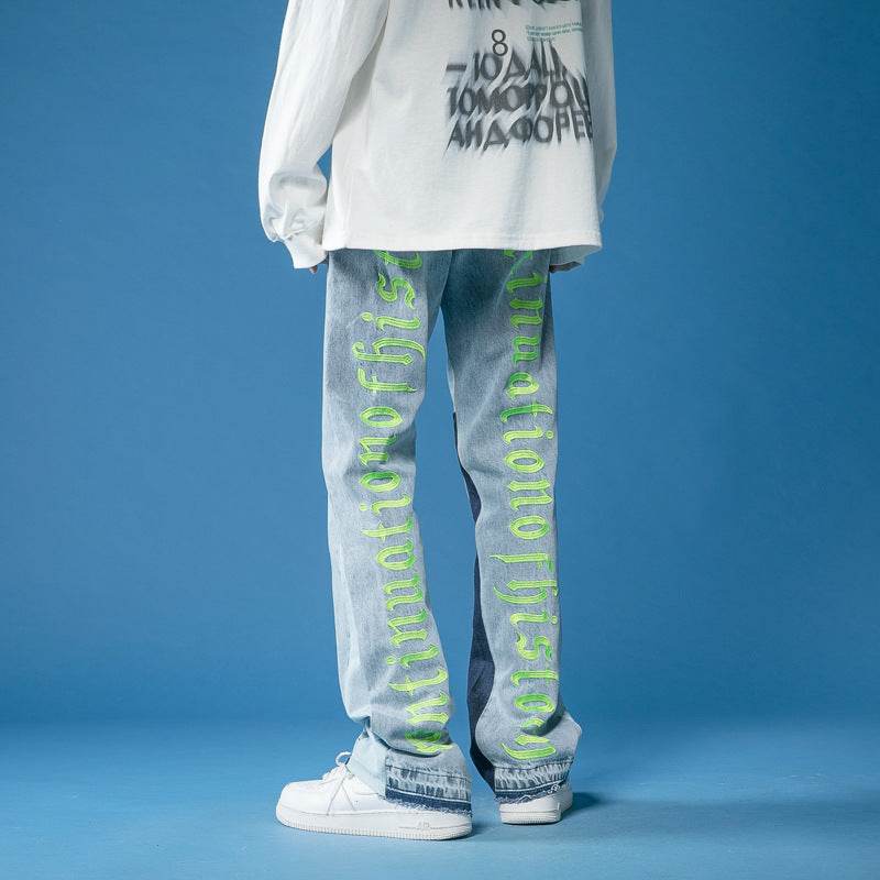 Jeans drepți pictați manual cu graffiti verde neon pe spatele picioarelor, croială relaxată, asortați cu teniși albi