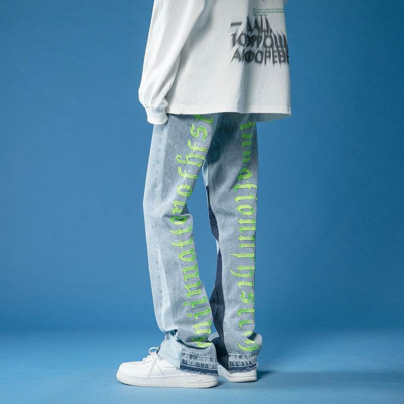 Modele de streetwear cu Jeans drepți pictați manual albastru deschis cu text verde neon pe lungimea piciorului