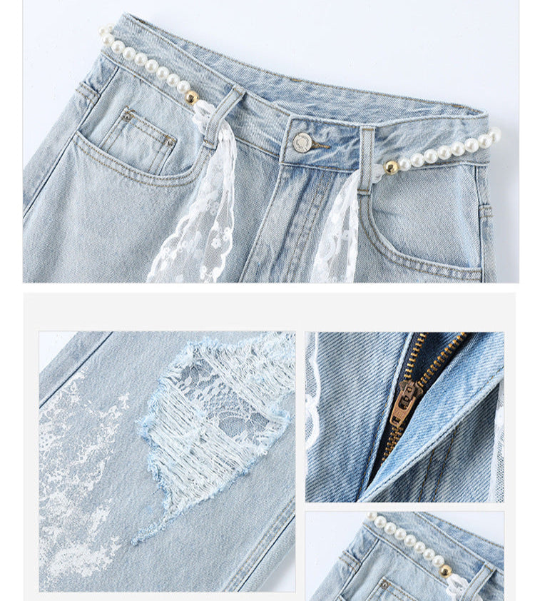 Pantaloni din denim cu dantelă și rupturi. Blugi bleu deschis cu perle la talie, dantelă aplicată și fermoar detaliu