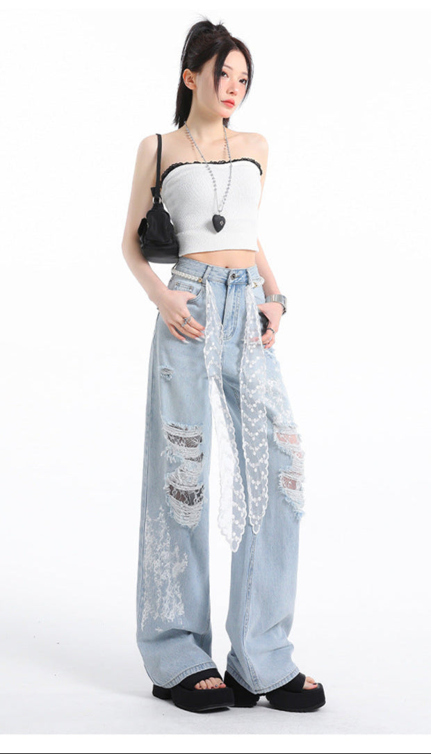 Model poartă Pantaloni din denim cu dantelă și rupturi. evazați bleu cu dantelă aplicată buzunare rupte curea din dantelă