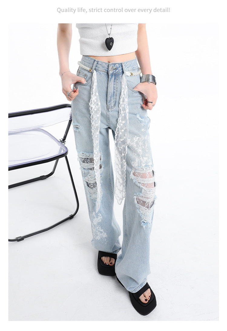 Pantaloni din denim cu dantelă și rupturi. Blugi evazați cu talie înaltă, inserții de dantelă și rupturi decorative