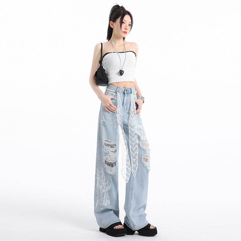 Model tânăr în top crop alb purtând Pantaloni din denim cu dantelă și rupturi. blugi largi cu talie înaltă