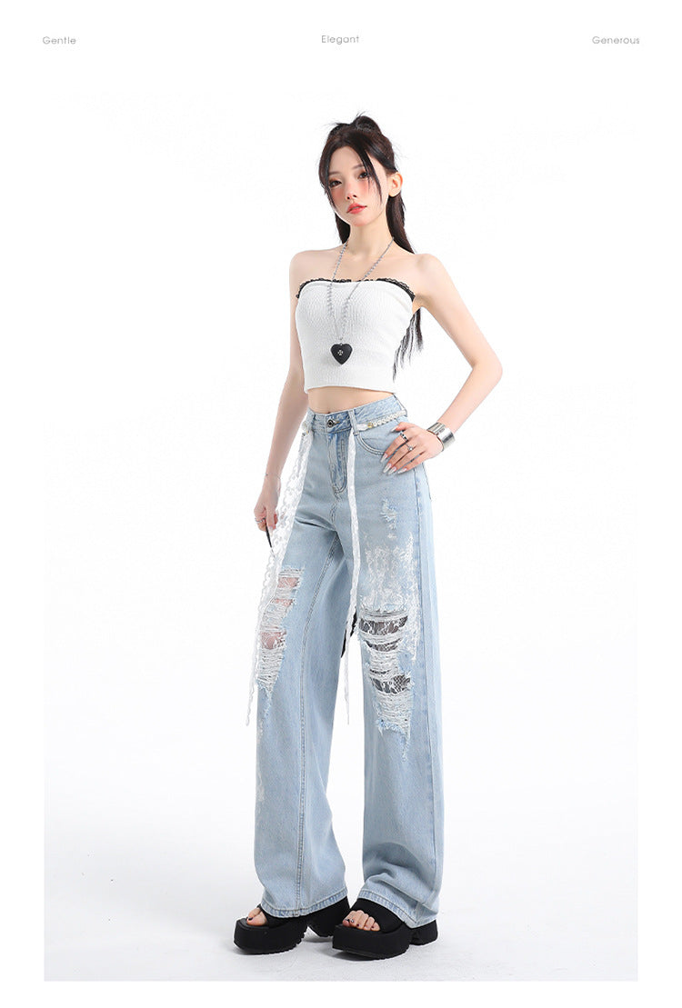 Pantaloni din denim cu dantelă și rupturi model evazat crop casual pe model cu top alb și sandale negre