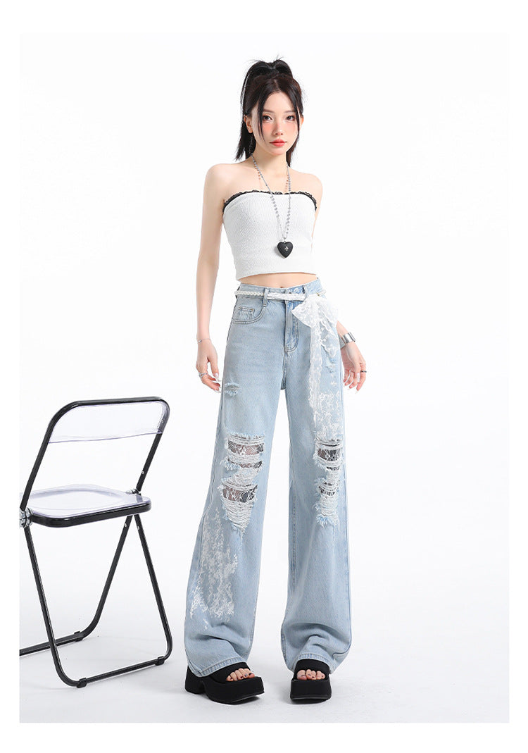  Pantaloni din denim cu dantelă și rupturi. Bluză bandeau albă și sandale negre.