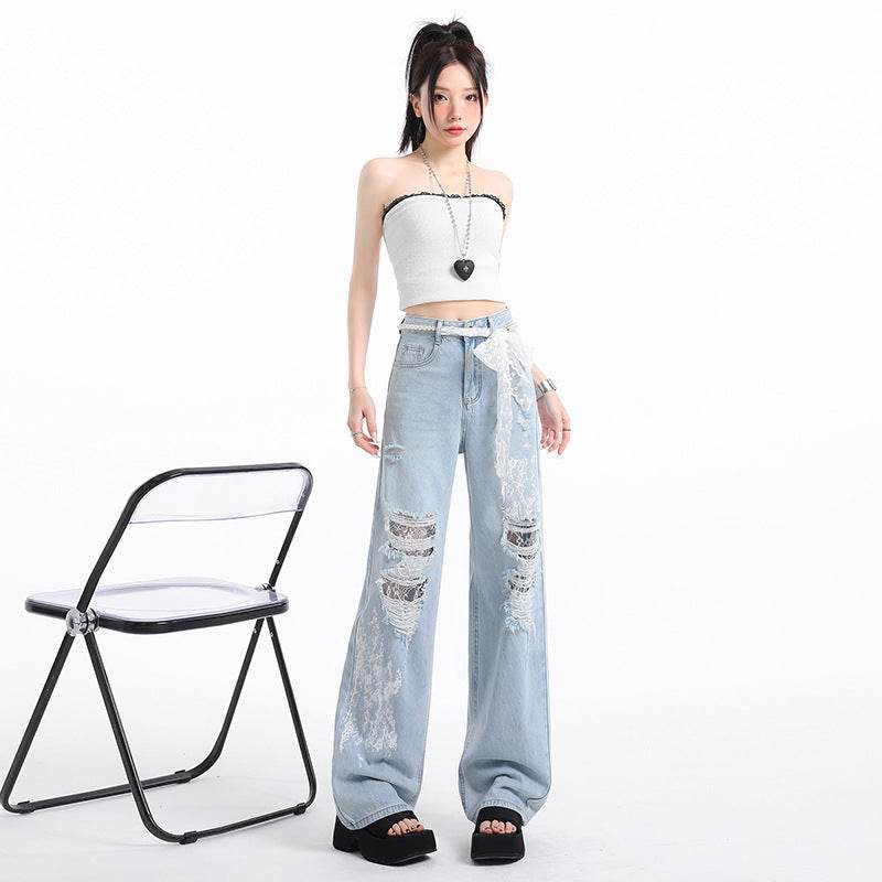 Pantaloni din denim cu dantelă și rupturi. Talie înaltă, croială largă, top alb și sandale negre