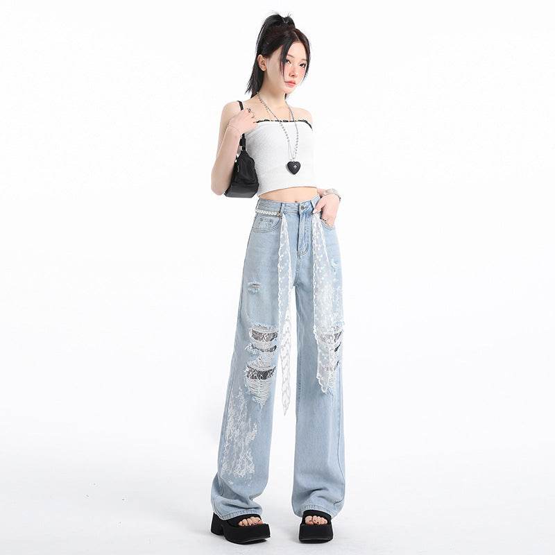  Pantaloni din denim cu dantelă și rupturi. blugi evazați bleu cu talie înaltă, curea, top scurt alb și sandale negre.