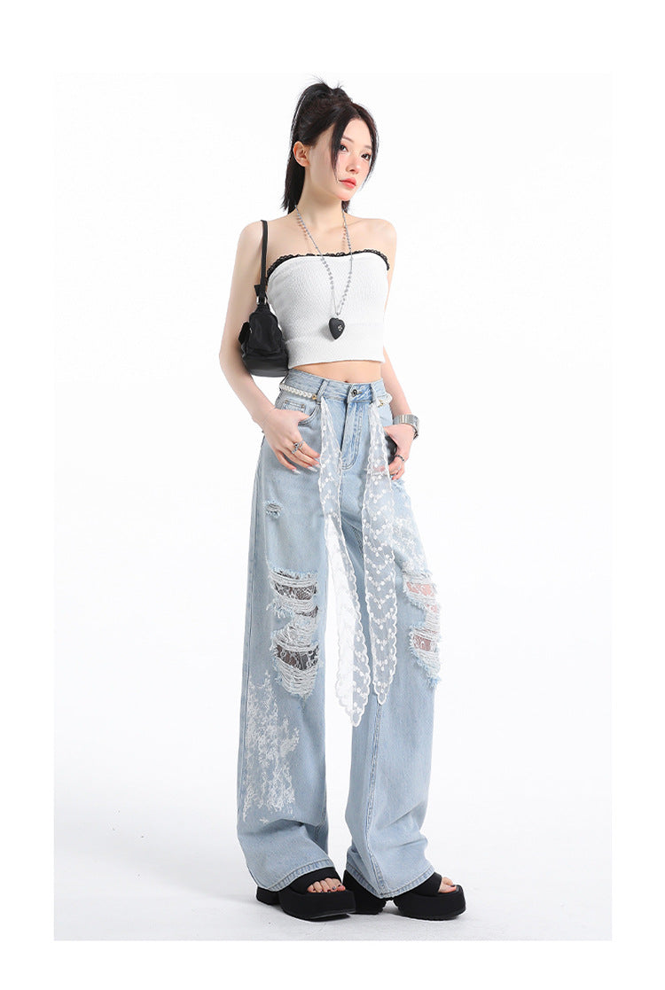 Model tânăr poartă Pantaloni din denim cu dantelă și rupturi. croi larg, talie înaltă și cordon din dantelă