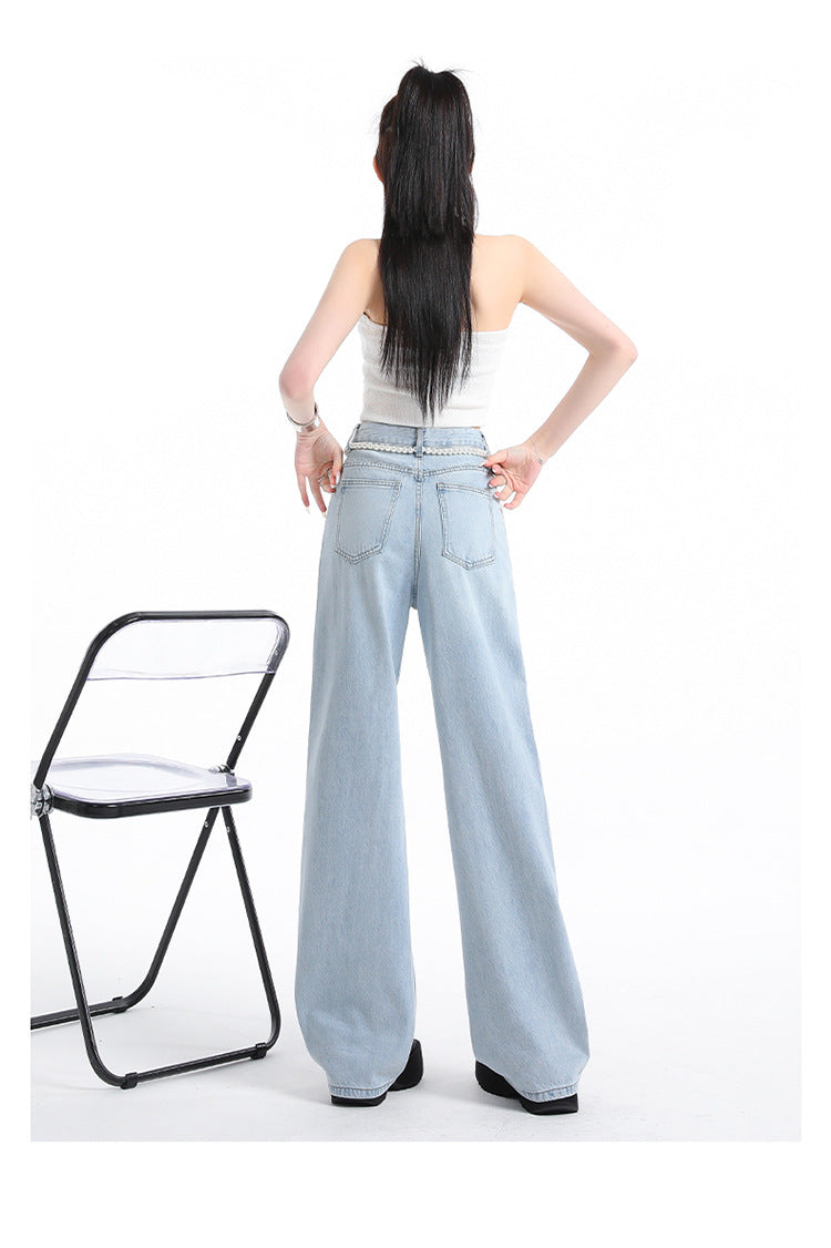 Pantaloni din denim cu dantelă și rupturi. Vedere din spate a modelului cu jeans largi talie înaltă