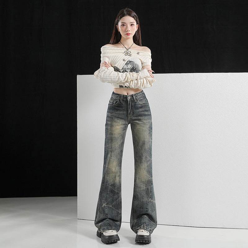 Model tânăr purtând Pantaloni evazați cu aer retro și uzură artistică. Blugi evazați talie înaltă, aspect vintage