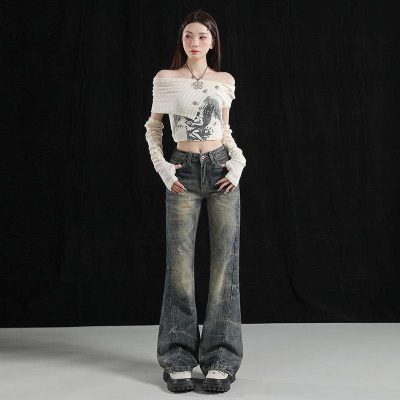 Pantaloni evazați cu aer retro și uzură artistică. Jeans evazați cu talie înaltă, finisaj vintage uzat purtate de model în studio