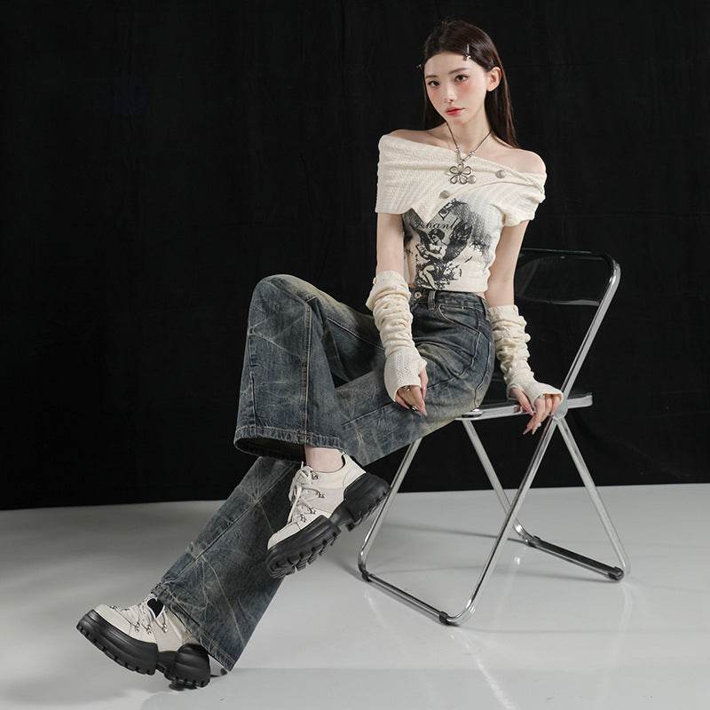 Model tânără pe scaun poartă top off shoulder, mănuși lungi și Pantaloni evazați cu aer retro și uzură artistică. Bocanci albi