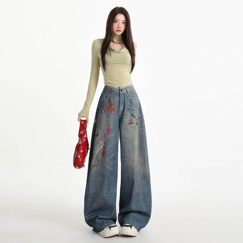 Pantaloni largi cu imprimeu digital 3D. Blugi denim evazati cu talie inalta si motive florale purtati de model