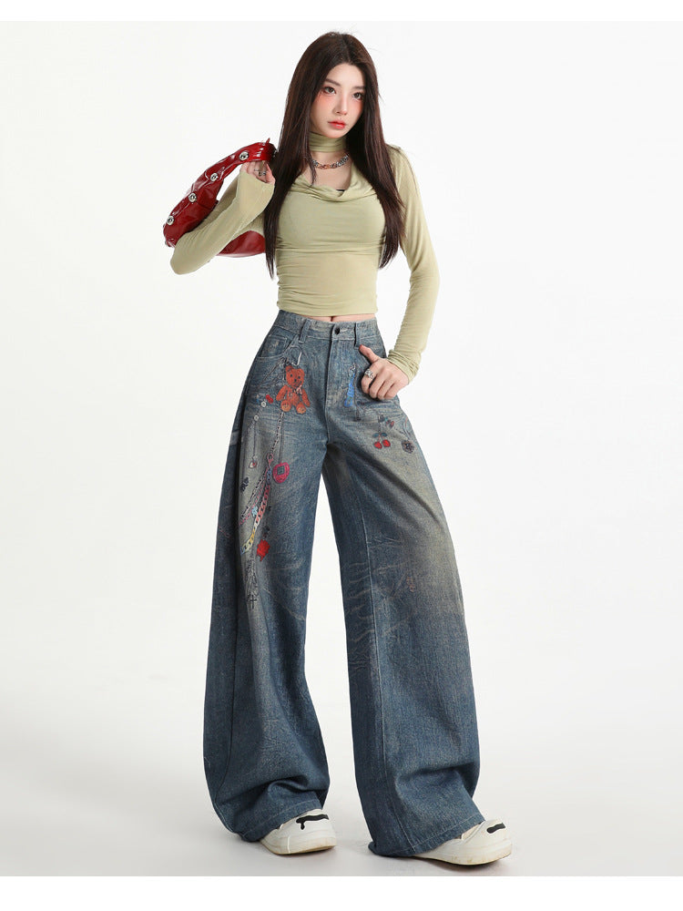 Model purtand Pantaloni largi cu imprimeu digital 3D din denim talie inalta imprimeu floral geanta rosie si adidasi albi