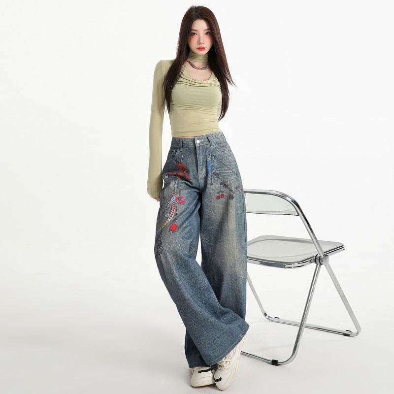 Model purtand Pantaloni largi cu imprimeu digital 3D denim albastru talie inalta top verde pal si tenisi albi