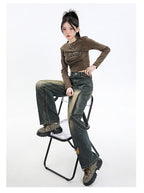 Model purtând Pantaloni Retro Efect Prespălat din denim croială largă talie înaltă și bocanci masivi