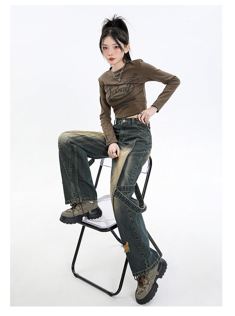 Model purtând Pantaloni Retro Efect Prespălat din denim croială largă talie înaltă și bocanci masivi