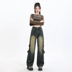 Model purtând Pantaloni Retro Efect Prespălat largi cu detalii laterale, top scurt maro si pantofi cu platforma