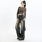 Model purtând Pantaloni Retro Efect Prespălat din denim largi cu detalii cargo talie înaltă și tricou scurt maro