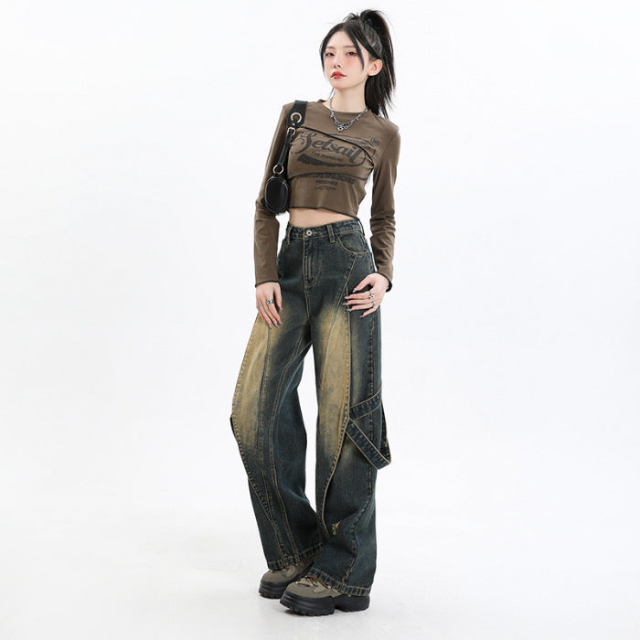 Model purtând Pantaloni Retro Efect Prespălat din denim largi cu detalii cargo talie înaltă și tricou scurt maro