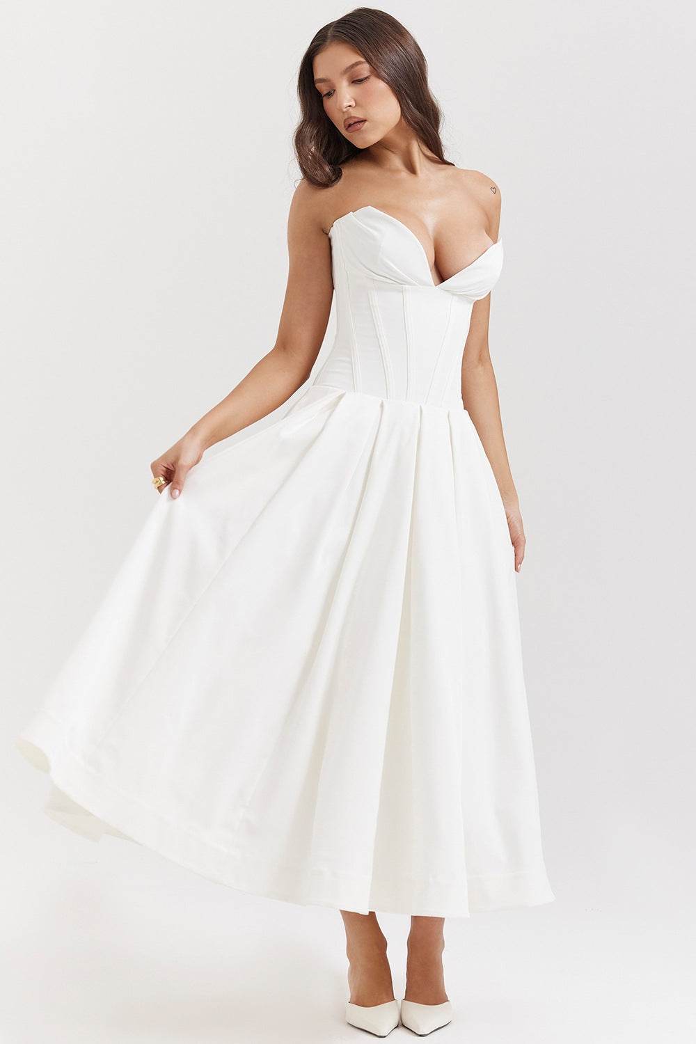 Rochie cu croială maxi și decolteu adânc. Rochie albă corset cu talie prinsă și fustă plisată pentru nunți