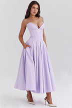Rochie cu croială maxi și decolteu adânc. Rochie lila fără bretele cu corset și buzunare, fustă plisată midi