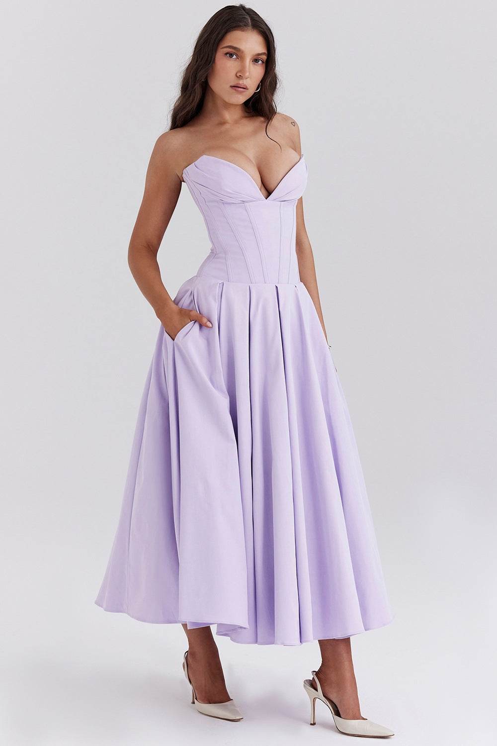 Rochie cu croială maxi și decolteu adânc. Rochie lila fără bretele cu corset și buzunare, fustă plisată midi